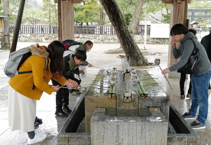 Người dân thực hiện nghi thức rửa tay tại Temizuya trước khi vào đền. Đây là nghi thức tẩy uế cơ thể và tâm hồn trước khi vào đền thờ bằng cách rửa sạch tay và miệng của mình. Điều quan trọng nhất trong cả quá trình thực hiện nghi thức là chỉ múc nước một lần, nên sử dụng một lượng nước vừa đủ.