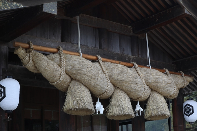 Đặc điểm mang tính biểu tượng nhất của Izumo Taisha là cuộn rơm shimenawa xoắn khổng lồ nặng đến 4,5 tấn, mang ý nghĩa của may mắn và hạnh phúc.