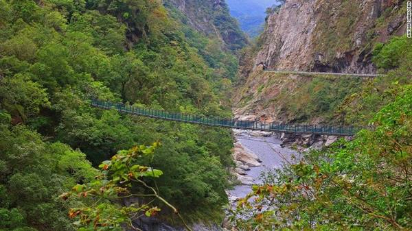 Bên cạnh hẻm núi đá Taroko Gorge, công viên Taroko còn nổi tiếng với một số điểm tham quan như: đường hầm Nine Turns, hang động xoắn ở trong hẻm núi, đền Swallow Grotto, suối nước nóng Wenshan và thác Baiyang.