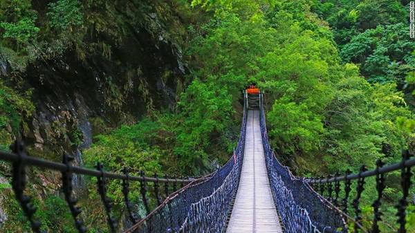 Taroko là một trong tám vườn quốc gia ở Đài Loan, trải dài từ thành phố Đài Trung, Nam Đầu, và Hoa Liên, được thành lập vào năm 1937. Tên của công viên được đặt theo ngôn ngữ Truku của người bản địa có nghĩa là tuyệt vời và xinh đẹp. 