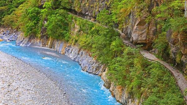 Dòng sông Liwu nước xanh ngắt, nằm ngay bên những vách đá cẩm thạch dựng đứng, tạo nên tác phẩm thiên nhiên kỳ diệu ở Taroko Gorge.