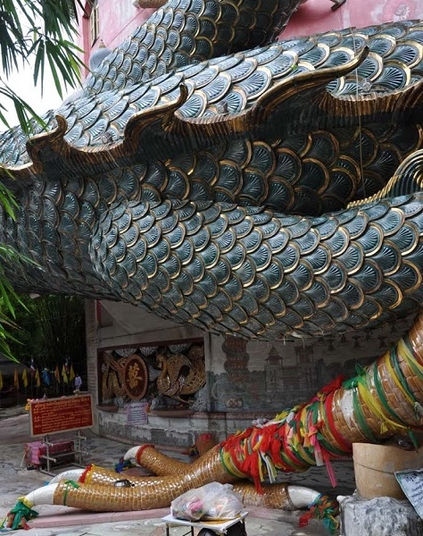 Rồng khổng lồ có 4 chân, quấn quanh tòa tháp cao khoảng 80 m, hai chân trước bám trên nóc, hai chân sau chạm đất trong tư thế vững chắc. Miệng ngậm châu, đầu vươn cao, nhô ra khỏi tháp thể hiện quyền uy của rồng - Ảnh: Serg Brandys Rồng khổng lồ có 4 chân, quấn quanh tòa tháp cao khoảng 80 m, hai chân trước bám trên nóc, hai chân sau chạm đất trong tư thế vững chắc. Miệng ngậm châu, đầu vươn cao, nhô ra khỏi tháp thể hiện quyền uy của rồng - Ảnh: Serg Brandys
