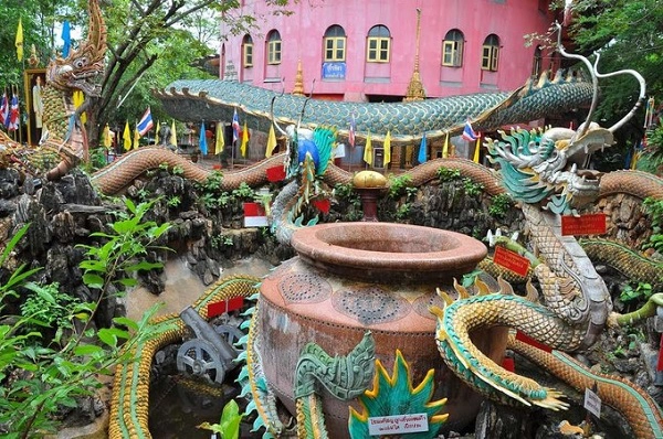 Dưới chân tháp là nhiều công trình cầu kỳ, kích thích sự tò mò. Tuy nhiên do ít du khách lẫn người đến viếng nên nơi đây khá vắng vẻ, tạo cảm giác hơi âm u, tối tăm - Ảnh: Serg Brandys Dưới chân tháp là nhiều công trình cầu kỳ, kích thích sự tò mò. Tuy nhiên do ít du khách lẫn người đến viếng nên nơi đây khá vắng vẻ, tạo cảm giác hơi âm u, tối tăm - Ảnh: Serg Brandys
