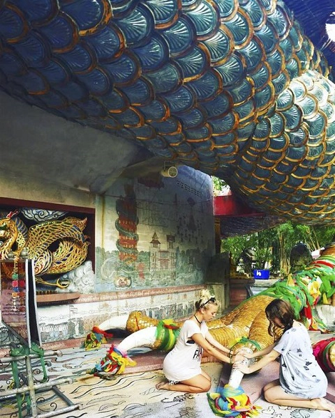 Đi bộ ở khuôn viên bên ngoài, xuyên qua con đường mòn cây cối rậm rạp, bạn còn có thể bắt gặp tượng của nhiều loài vật được xây với kích cỡ lớn như rùa, voi, công, chuột... Vì nơi đây không ai chăm sóc nên khá dơ bẩn, nặng mùi phân dơi - Ảnh: chipryan Đi bộ ở khuôn viên bên ngoài, xuyên qua con đường mòn cây cối rậm rạp, bạn còn có thể bắt gặp tượng của nhiều loài vật được xây với kích cỡ lớn như rùa, voi, công, chuột... Vì nơi đây không ai chăm sóc nên khá dơ bẩn, nặng mùi phân dơi - Ảnh: chipryan