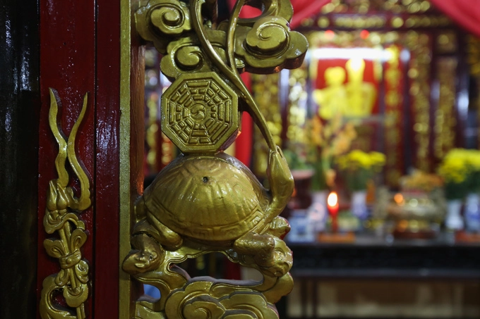 Khu vực chánh điện với các gian thờ, hoành phi, câu đối… mang những đường nét, màu sắc sơn son thếp vàng gần như nguyên bản.