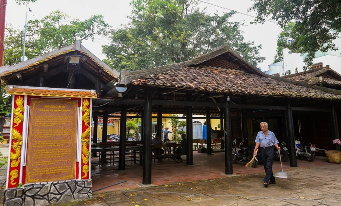 Khu đình tọa lạc trên một khu đất rộng khoảng 1.500 m2, quay về hướng Đông, cổng xây theo kiểu tam quan. Không gian chính gồm các công trình như võ ca, chánh điện, nhà hội sở.  "Ngôi đình sau nhiều lần trùng tu vẫn giữ được kiến trúc cổ ở miền Nam thế kỷ 19. Ở lần tu sửa gần nhất, chỉ có phần nền phải lát gạch mới, còn hệ thống mái ngói, kèo cột, án thờ... được sửa chữa sao cho nguyên vẹn cấu trúc xây dựng lúc đầu", ông Nguyễn Văn Tý (81 tuổi), Trưởng ban trị sự đình, cho biết