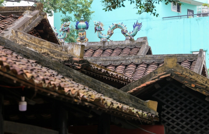 Đình gồm nhiều gian nhà lợp mái ngói âm dương xếp san sát nhau theo kiểu "trùng thiềm điệp ốc".