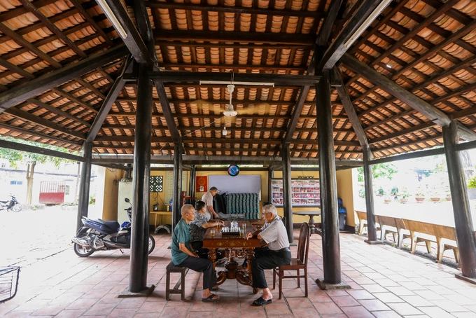Không gian trong đình có diện tích gần 800 m2. Phía trước chánh điện là nhà võ ca với 52 cột gỗ, không có tường xung quanh. Đây là nơi diễn ra các hoạt động văn nghệ trong các dịp lễ hội.