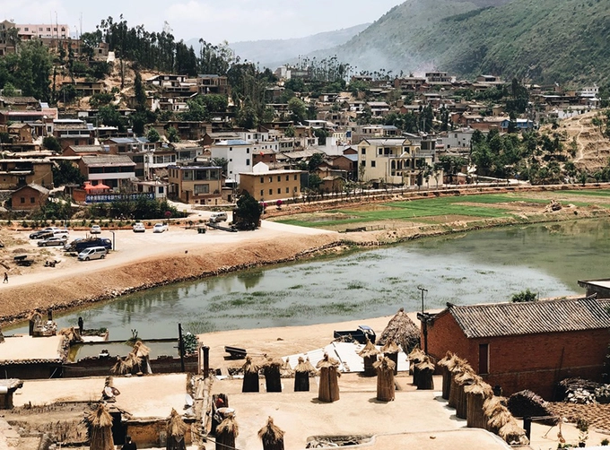 Lư Tây Thành Tử là ngôi làng nằm ở phía nam thị trấn Vĩnh Ninh, tỉnh Vân Nam, Trung Quốc. Những năm gần đây, nhiều khách du lịch trong và ngoài nước tìm đến tham quan vì kiến trúc độc đáo của ngôi làng hơn 500 tuổi.