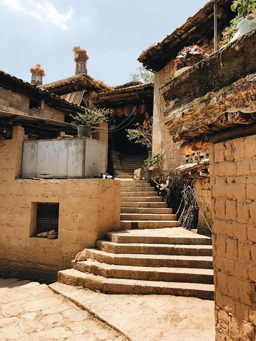 Cứ mỗi hai, ba căn nhà lại có chung một bậc thang bằng đá, chất đầy củi khô hai bên lối đi. Vào mùa thu hoạch, trước cửa nhà người dân treo đầy bắp. Ngô được buộc thành túm, vàng ươm trong ánh nắng mặt trời. Đường đất hẹp và lối đi uốn lượn quanh ngọn đồi khiến du khách như đang dạo bước trong mê cung.n-nam-ivivu-4