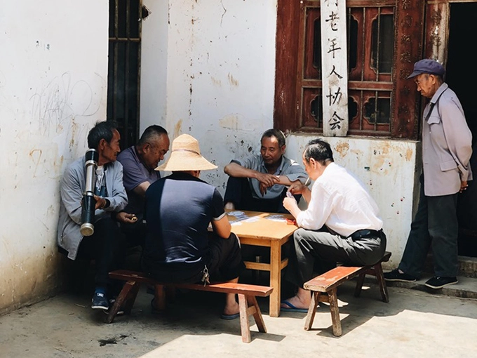 Thú vui của người dân nơi đây là chơi bài lơ khơ. Đàn ông thường tụ tập hút thuốc lào và chơi bài cùng nhau vào buổi trưa.