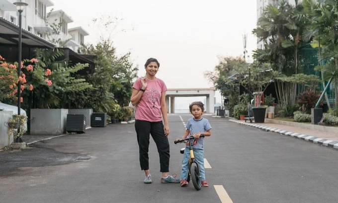 Fazila Kapasi cùng con trai ở Cosmo Park. Ảnh: Muhammad Fadli/Guardian.