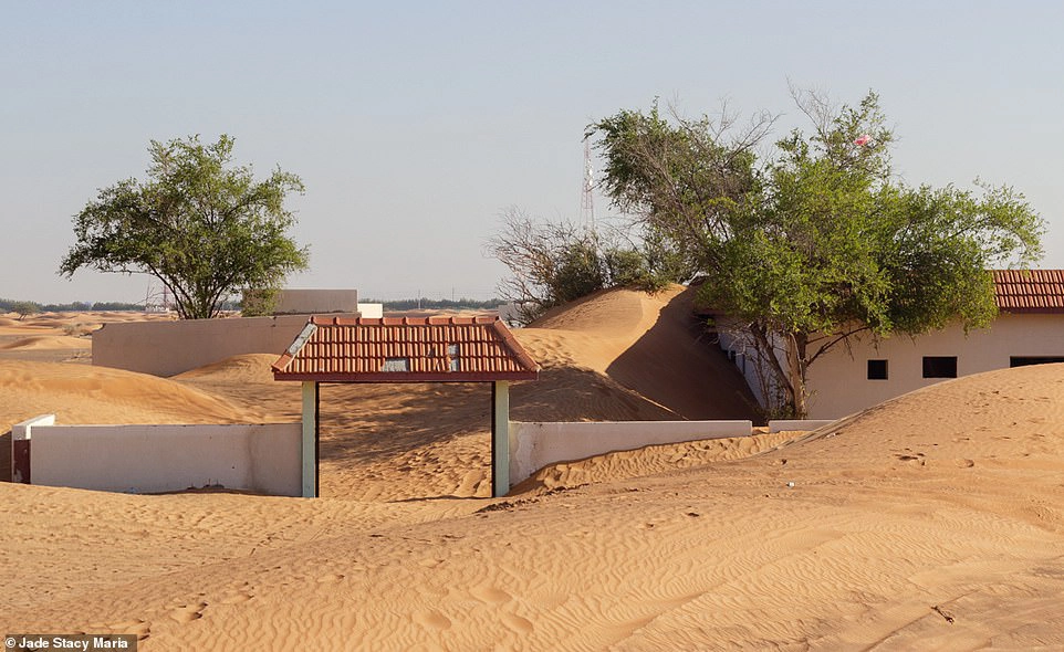Dubai thường được biết đến với hình ảnh những tòa nhà chọc trời và vô số dịch vụ xa xỉ chỉ dành cho giới lắm tiền. Tuy nhiên, nhiếp ảnh gia Jade Stacy Maria lại có hứng thú tìm về những góc khuất đầy ma mị của thành phố nhà giàu này. Cách trung tâm Dubai khoảng 61 km, du khách có thể ghé thăm Al Madam - một ngôi làng bỏ hoang đang bị cát xâm chiếm.