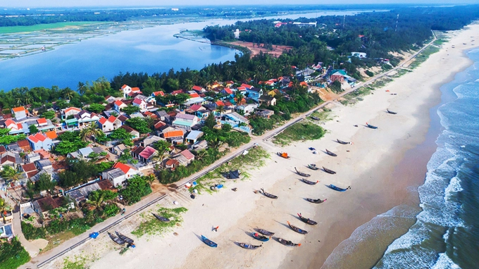 Làng bích họa Tam Thanh nằm cách TP Tam Kỳ (Quảng Nam) khoảng 7 km, một mặt giáp biển và mặt còn lại giáp sông Trường Giang. Làng bích họa Tam Thanh nằm cách TP Tam Kỳ (Quảng Nam) khoảng 7 km, một mặt giáp biển và mặt còn lại giáp sông Trường Giang.
