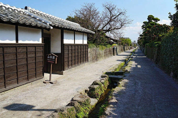 Shimabara là thành phố thuộc tỉnh Nagasaki. Trong thời kỳ Edo (1603-1868), nơi đây là một thị trấn sầm uất với các hoạt động giao thương. Nhờ nguồn nước tinh khiết, thị trấn còn thu hút nhiều du khách nhờ "những con đường cá chép" xuất hiện ở đây.