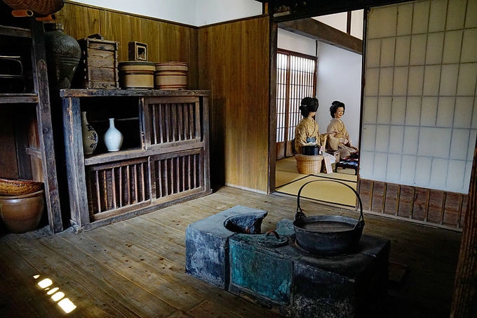 Khám phá Shimabara, bạn có thể ghé những ngôi nhà samurai được xây dựng từ thời Minh Trị mở cửa cho du khách tham quan. Tại đây, có những bức tượng mô phỏng sinh hoạt của người dân khi xưa.
