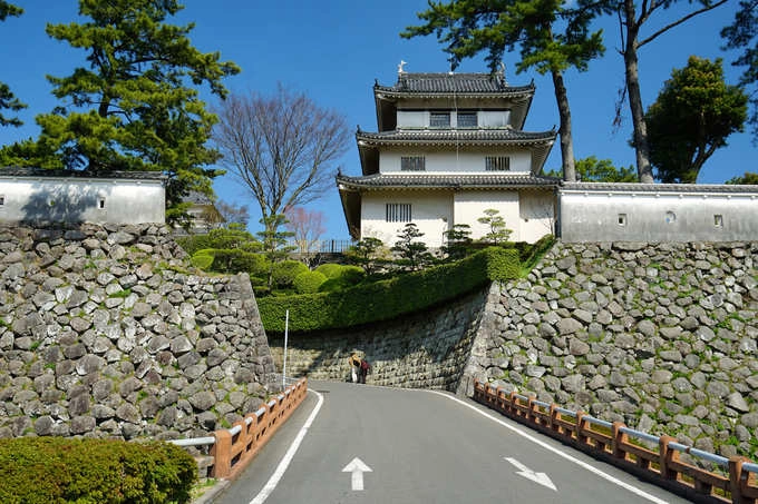 Lâu đài Shimabara là địa điểm phải đến ở đây. Công trình nổi tiếng với hệ thống hào xung quanh. Hiện nay, Shimabara là bảo tàng và nơi tổ chức các cuộc triển lãm về văn hoá địa phương.  Ảnh: Pinterest