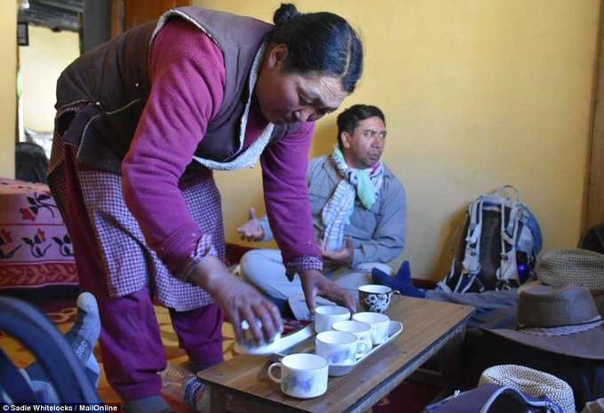 Vào mùa hè, căn phòng được dùng làm nơi nghỉ ngơi, trong khi mùa đông mọi người có thể ngủ hoặc quây quần đón khách rất ấm cúng. Nhiệt độ ở đây vào mùa đông có thể xuống tới -20 độ C với tuyết rơi dày. Khách tới nhà Lobzang Tsering thường được mời những món địa phương như trà bơ làm từ sữa bò yak. Đây là loại trà có màu hơi nâu và một chút xanh của bơ, rất phổ biến ở các vùng núi thuộc dãy Himalaya như Nepal, Ấn Độ, Tây Tạng... Trà bơ là đồ uống nóng, chứa nhiều calo và rất tốt cho người dân sống ở vùng địa lý cao như ở Rumbak. Vào mùa hè, căn phòng được dùng làm nơi nghỉ ngơi, trong khi mùa đông mọi người có thể ngủ hoặc quây quần đón khách rất ấm cúng. Nhiệt độ ở đây vào mùa đông có thể xuống tới -20 độ C với tuyết rơi dày. Khách tới nhà Lobzang Tsering thường được mời những món địa phương như trà bơ làm từ sữa bò yak. Đây là loại trà có màu hơi nâu và một chút xanh của bơ, rất phổ biến ở các vùng núi thuộc dãy Himalaya như Nepal, Ấn Độ, Tây Tạng... Trà bơ là đồ uống nóng, chứa nhiều calo và rất tốt cho người dân sống ở vùng địa lý cao như ở Rumbak.