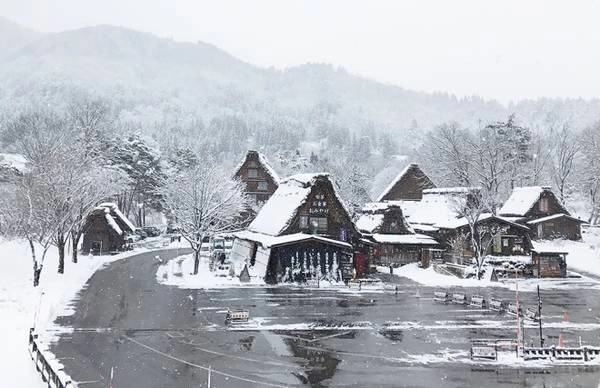 Shirakawago nằm giữa thung lũng bao bọc bởi núi nhưng việc đặt chân để đây khá tiện lợi bởi người đã Nhật xây dựng đường hầm xuyên núi. Trong ảnh là trạm xe buýt.