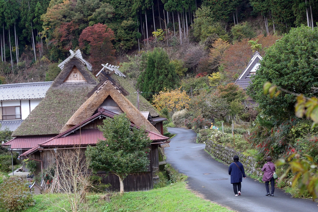 Để tới đây, du khách thường đi từ Kyoto, giao thông không thuận tiện. Bởi vậy, khu vực này không nằm trong mục tiêu phát triển và có thể đây chính là lý do nó được bảo tồn thành công.