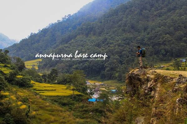 Lần đầu tiên trekking, nhưng Phạm Quang Tuân - blogger du lịch chọn một trong những cung khó nhưng rất đẹp ở Nepal, nằm ở độ cao hơn 4.000 m - Annapurna Base Camp (ABC). Từ Kathmandu, anh đi xe bus đến Pokhara, mất khoảng 6-8 tiếng, rồi bắt taxi đến Nayapul cho quãng đường đèo gần 50 km.