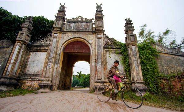 Theo các bậc cao niên của làng Nôm, không rõ tên làng bắt đầu từ đâu, chỉ biết khi xưa trai gái nên duyên vợ chồng đều phải cung tiến cho làng 20 mâm đồng hoặc làm vài chục mét đường bằng gạch đỏ. Ngày nay trên cổng làng còn khắc ba chữ “Đồng Cầu Môn” như một lời nhắn nhủ về lịch sử của làng. Theo các bậc cao niên của làng Nôm, không rõ tên làng bắt đầu từ đâu, chỉ biết khi xưa trai gái nên duyên vợ chồng đều phải cung tiến cho làng 20 mâm đồng hoặc làm vài chục mét đường bằng gạch đỏ. Ngày nay trên cổng làng còn khắc ba chữ “Đồng Cầu Môn” như một lời nhắn nhủ về lịch sử của làng.