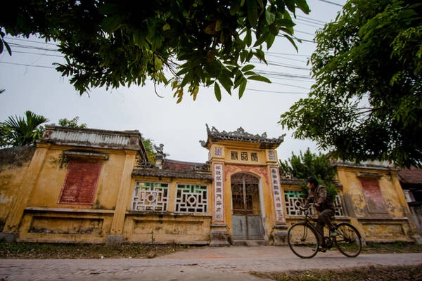 Cả làng hiện còn hơn chục nhà cổ và 7 nhà thờ của các họ. Làng từng có đình cũ xây vào thời hậu Lê, về sau đình mới được xây dựng bề thế hơn vào thời Nguyễn. Cả làng hiện còn hơn chục nhà cổ và 7 nhà thờ của các họ. Làng từng có đình cũ xây vào thời hậu Lê, về sau đình mới được xây dựng bề thế hơn vào thời Nguyễn.