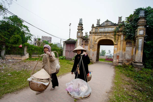 Những người có tuổi ở làng Nôm ngày nay vẫn giữ được nếp sinh hoạt, ăn mặc khi xưa, chủ yếu làm nghề buôn thúng bán bưng ở chợ. Những người có tuổi ở làng Nôm ngày nay vẫn giữ được nếp sinh hoạt, ăn mặc khi xưa, chủ yếu làm nghề buôn thúng bán bưng ở chợ.