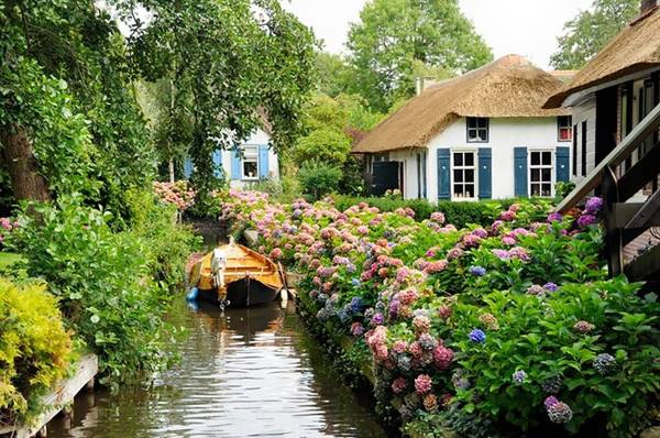 Ngôi làng Giethoorn không có bất kỳ con đường nào… Ngôi làng Giethoorn không có bất kỳ con đường nào…