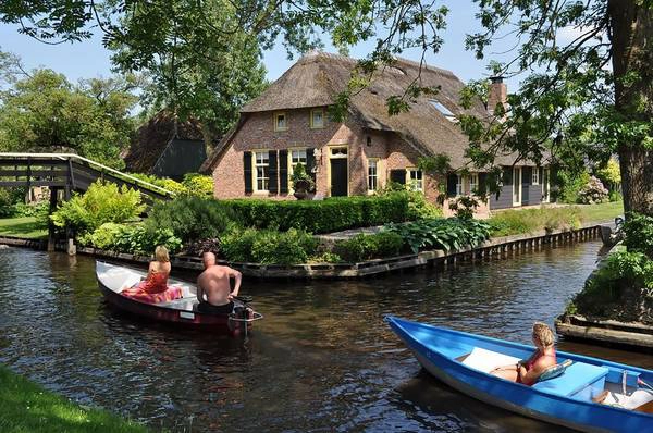… nhưng điều đó không có nghĩa là không có cách nào để di chuyển. Nơi này cách thủ đô Amsterdam 148 km, khoảng 1 giờ 45 phút chạy xe. … nhưng điều đó không có nghĩa là không có cách nào để di chuyển. Nơi này cách thủ đô Amsterdam 148 km, khoảng 1 giờ 45 phút chạy xe.