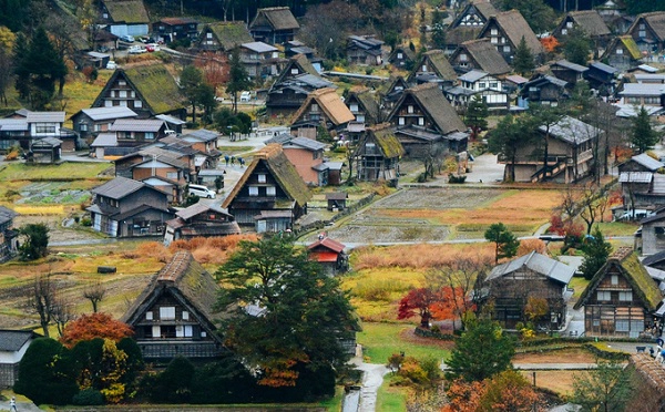 Làng Shirakawa được biết tới với những ngôi nhà được xây dựng theo lối kiến trúc gassho zukuri - theo tiếng Nhật nghĩa là "bàn tay cầu nguyện" - với phần mái lớn, dài, hai bên ốp vào nhau tựa như đôi bàn tay chắp lại. Người ta tin rằng, khi sống dưới những mái nhà ấy, những thành viên trong gia đình sẽ được bình an và luôn được thần linh chở che. Làng Shirakawa được biết tới với những ngôi nhà được xây dựng theo lối kiến trúc gassho zukuri - theo tiếng Nhật nghĩa là "bàn tay cầu nguyện" - với phần mái lớn, dài, hai bên ốp vào nhau tựa như đôi bàn tay chắp lại. Người ta tin rằng, khi sống dưới những mái nhà ấy, những thành viên trong gia đình sẽ được bình an và luôn được thần linh chở che.