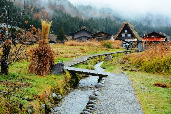Dù được khai thác du lịch từ nhiều năm nay, cảnh vật ở Shirakawa vẫn giữ được nhiều nét hoang sơ, tựa như bước ra từ một câu chuyện cổ tích. Dạo bước dọc theo con kênh nhỏ, bạn vẫn có thể nghe tiếng nước chảy róc rách hiền hòa, bên những cây cầu đơn sơ chỉ bằng một chiếc ván gỗ hẹp. Dù được khai thác du lịch từ nhiều năm nay, cảnh vật ở Shirakawa vẫn giữ được nhiều nét hoang sơ, tựa như bước ra từ một câu chuyện cổ tích. Dạo bước dọc theo con kênh nhỏ, bạn vẫn có thể nghe tiếng nước chảy róc rách hiền hòa, bên những cây cầu đơn sơ chỉ bằng một chiếc ván gỗ hẹp.