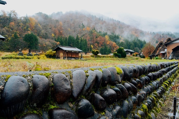 Shirakawa từng được mô tả như một "hòn đảo cô lập" hay "vùng đất chưa được khám phá", không chỉ bởi địa hình bốn bề là núi mà còn bởi giao thông có thể bị cản trở do tuyết rơi quá dày. Shirakawa từng được mô tả như một "hòn đảo cô lập" hay "vùng đất chưa được khám phá", không chỉ bởi địa hình bốn bề là núi mà còn bởi giao thông có thể bị cản trở do tuyết rơi quá dày.