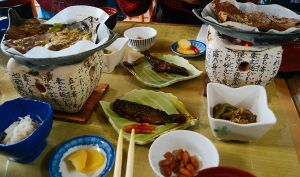 Ẩm thực ở Shirakawa cũng là điều mà du khách không thể bỏ qua khi tới với ngôi làng cổ này. Một trong số đó là món thịt bò Hida hảo hạng. Thịt bò mềm, tẩm ướp nhiều loại gia vị đặc trưng và nướng trên lá rất độc đáo. Để tới với ngôi làng cổ tích này, du khách Việt có thể đặt các chuyến bay thẳng của Vietnam Airlines từ TP HCM hoặc Hà Nội đến sân bay Nagoya, sau đó đi tàu hoặc bus đến ga Takayama, cuối cùng là đi bus đến làng Shirakawa. Ngoài ra, bạn cũng có thể mua tour trọn gói từ các công ty du lịch Việt Nam có khai thác tuyến tour tại tỉnh Gifu. Hiện nay, xu hướng du lịch tại miền trung Nhật Bản cũng rất hút khách Việt. Ẩm thực ở Shirakawa cũng là điều mà du khách không thể bỏ qua khi tới với ngôi làng cổ này. Một trong số đó là món thịt bò Hida hảo hạng. Thịt bò mềm, tẩm ướp nhiều loại gia vị đặc trưng và nướng trên lá rất độc đáo. Để tới với ngôi làng cổ tích này, du khách Việt có thể đặt các chuyến bay thẳng của Vietnam Airlines từ TP HCM hoặc Hà Nội đến sân bay Nagoya, sau đó đi tàu hoặc bus đến ga Takayama, cuối cùng là đi bus đến làng Shirakawa. Ngoài ra, bạn cũng có thể mua tour trọn gói từ các công ty du lịch Việt Nam có khai thác tuyến tour tại tỉnh Gifu. Hiện nay, xu hướng du lịch tại miền trung Nhật Bản cũng rất hút khách Việt.