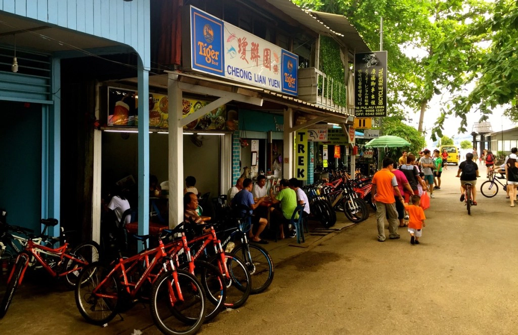 Đến nơi, bạn có thể đi bộ dọc tuyến đường chính rải nhựa ngay cầu cảng, thưởng thức vài món ăn địa phương trong các quán dân dã. Hải sản ở đây khá ổn và không quá đắt. Tiện hơn, bạn nên thuê xe đạp dạo quanh đảo, vừa rẻ lại thoải mái. Giá thuê xe khoảng 10 SGD/24h (khoảng 170.000 đồng). Đến nơi, bạn có thể đi bộ dọc tuyến đường chính rải nhựa ngay cầu cảng, thưởng thức vài món ăn địa phương trong các quán dân dã. Hải sản ở đây khá ổn và không quá đắt. Tiện hơn, bạn nên thuê xe đạp dạo quanh đảo, vừa rẻ lại thoải mái. Giá thuê xe khoảng 10 SGD/24h (khoảng 170.000 đồng).