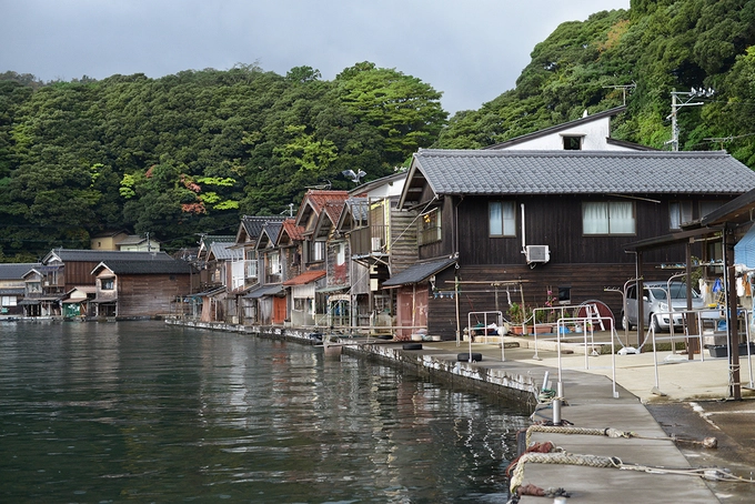 Thị trấn Ine hiện nằm cách thành phố cổ Kyoto 130 km về phía Bắc. Những ngôi nhà đầu tiên ở đây được xây dựng từ những năm 1700, theo kiến trúc nhà nổi, có tên gọi Funaya, với nguyên liệu đặc trưng là gỗ, sát mặt nước biển. Ảnh: Forevervanny. Thị trấn Ine hiện nằm cách thành phố cổ Kyoto 130 km về phía Bắc. Những ngôi nhà đầu tiên ở đây được xây dựng từ những năm 1700, theo kiến trúc nhà nổi, có tên gọi Funaya, với nguyên liệu đặc trưng là gỗ, sát mặt nước biển. Ảnh: Forevervanny.