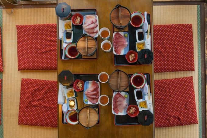 Trong ảnh là món shabu shabu với cá sống và nước xốt để nhúng cá, được phục vụ ở nhà hàng địa phương. Ảnh: Voyageway. Trong ảnh là món shabu shabu với cá sống và nước xốt để nhúng cá, được phục vụ ở nhà hàng địa phương. Ảnh: Voyageway.