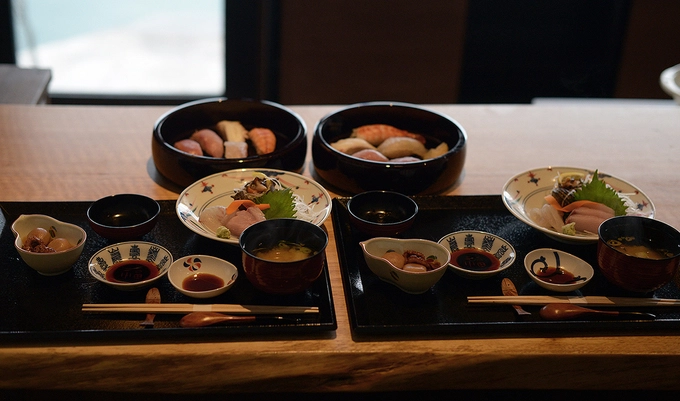 Món sushi tại một nhà hàng khác ở Ine no Funaya. Thực phẩm biển ở đây thường tươi ngon, do ngư dân trong vùng đánh bắt. Ảnh: Forevervanny. Món sushi tại một nhà hàng khác ở Ine no Funaya. Thực phẩm biển ở đây thường tươi ngon, do ngư dân trong vùng đánh bắt. Ảnh: Forevervanny.