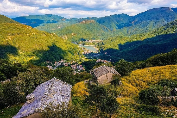 Khung cảnh thiên nhiên quanh hồ Vagli. Ảnh: Shutterstock.