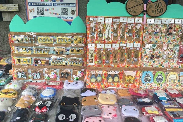 Mọi đồ lưu niệm đều liên quan đến mèo. Ảnh: Dinah Garden. Mọi đồ lưu niệm đều liên quan đến mèo. Ảnh: Dinah Garden.