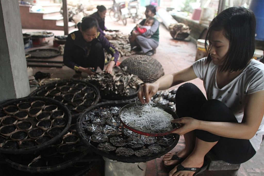 Mỗi chiếc bánh sau khi ra lò được rắc vừng, dừa thêm sinh động, đẹp mắt và tạo độ thơm khi ăn.