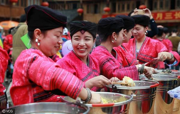 Phụ nữ Dao Đỏ ở Quế Lâm, khu tự trị Quảng Châu, tây nam Trung Quốc có truyền thống tổ chức lễ hội tóc dài vào ngày 3/3 âm lịch hàng năm. Họ có mái tóc dài từ 1,5 đến 2,3 mét và chỉ cắt duy nhất một lần trong đời. Trong hình là những phụ nữ đang nấu cơm nếp để đón du khách mùa lễ hội hôm 9/4 vừa qua. Ảnh: VCG. Phụ nữ Dao Đỏ ở Quế Lâm, khu tự trị Quảng Châu, tây nam Trung Quốc có truyền thống tổ chức lễ hội tóc dài vào ngày 3/3 âm lịch hàng năm. Họ có mái tóc dài từ 1,5 đến 2,3 mét và chỉ cắt duy nhất một lần trong đời. Trong hình là những phụ nữ đang nấu cơm nếp để đón du khách mùa lễ hội hôm 9/4 vừa qua. Ảnh: VCG.