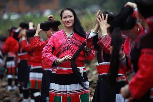 Những phụ nữ thường xuyên cuốn tóc mình trong khăn trùm đầu. Tuy nhiên trong ngày lễ hội, họ sẽ thả tóc ra để gội và chải tóc. Ảnh: VCG. Những phụ nữ thường xuyên cuốn tóc mình trong khăn trùm đầu. Tuy nhiên trong ngày lễ hội, họ sẽ thả tóc ra để gội và chải tóc. Ảnh: VCG.