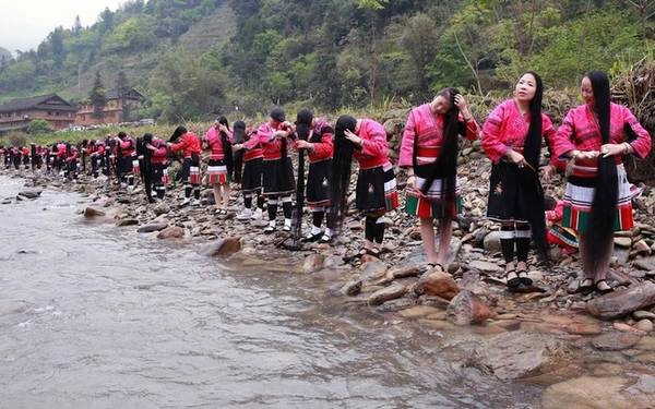 Các cô gái chỉ cắt tóc một lần duy nhất trong đời và thường là trước khi họ kết hôn. Ảnh: VCG. Các cô gái chỉ cắt tóc một lần duy nhất trong đời và thường là trước khi họ kết hôn. Ảnh: VCG.