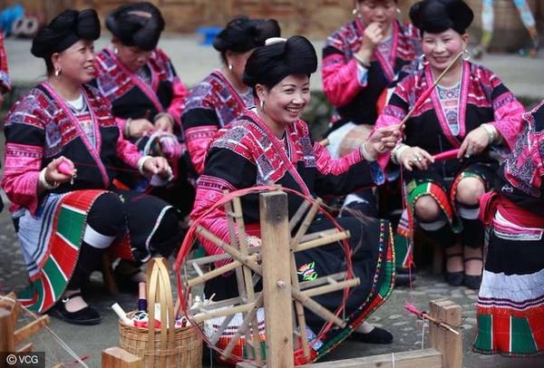 Theo văn hóa người Dao, chỉ có chồng và các con mới được nhìn thấy mái tóc dài của phụ nữ. Nếu một người đàn ông khác vô tình bắt gặp mái tóc cô gái khi không mang khăn trùm đầu, anh ta sẽ phải sống 3 năm trong gia đình cô như con nuôi. Tuy nhiên, truyền thống cứng nhắc này đã bị xóa bỏ vào năm 1987. Ảnh: VCG. Theo văn hóa người Dao, chỉ có chồng và các con mới được nhìn thấy mái tóc dài của phụ nữ. Nếu một người đàn ông khác vô tình bắt gặp mái tóc cô gái khi không mang khăn trùm đầu, anh ta sẽ phải sống 3 năm trong gia đình cô như con nuôi. Tuy nhiên, truyền thống cứng nhắc này đã bị xóa bỏ vào năm 1987. Ảnh: VCG.