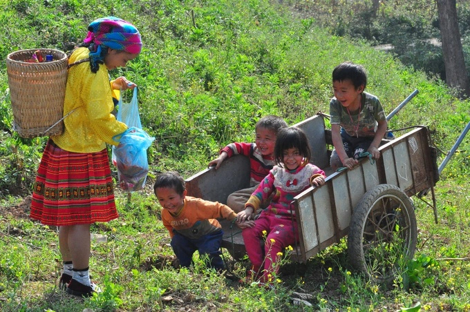 Trong làng, phụ nữ dệt vải để làm quần áo. Trẻ em vô tư chơi đùa, chỉ cần cho kẹo bánh là chúng tíu tít, khuôn mặt đứa nào đứa nấy cười đùa như trẩy hội. Trong làng, phụ nữ dệt vải để làm quần áo. Trẻ em vô tư chơi đùa, chỉ cần cho kẹo bánh là chúng tíu tít, khuôn mặt đứa nào đứa nấy cười đùa như trẩy hội.