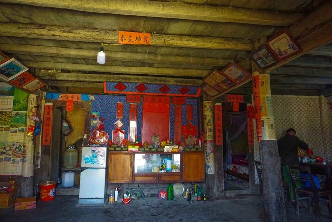 Điểm nổi bật nhất bên trong ngôi nhà của người Tày chính là chiếc bàn thờ. Bàn thờ được bố trí rất trịnh trọng, hai bên là những dòng câu đối. Trước cửa nhà, người ta sẽ đeo 3 lá bùa để chống tà ma, quỷ dữ. Điểm nổi bật nhất bên trong ngôi nhà của người Tày chính là chiếc bàn thờ. Bàn thờ được bố trí rất trịnh trọng, hai bên là những dòng câu đối. Trước cửa nhà, người ta sẽ đeo 3 lá bùa để chống tà ma, quỷ dữ.