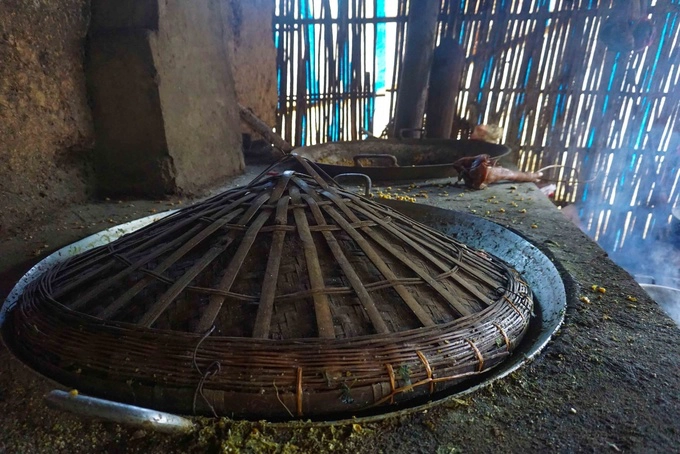 Nếu nhắc đến Đồng Văn, người ta sẽ nhớ ngay đến rượu ngô men lá, nhưng nếu từng nhấm qua rượu Thiên Hương, bạn có thể sẽ nghĩ như tôi: Đây mới là loại rượu ngon nhất ở đây. Rượu Thiên Hương là đặc sản của làng. Để có được một lít rượu Thiên Hương, người trong làng phải bỏ ra khá nhiều thời gian và công sức để làm. Nếu nhắc đến Đồng Văn, người ta sẽ nhớ ngay đến rượu ngô men lá, nhưng nếu từng nhấm qua rượu Thiên Hương, bạn có thể sẽ nghĩ như tôi: Đây mới là loại rượu ngon nhất ở đây. Rượu Thiên Hương là đặc sản của làng. Để có được một lít rượu Thiên Hương, người trong làng phải bỏ ra khá nhiều thời gian và công sức để làm.
