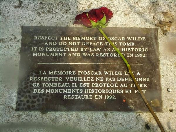 Mộ phần ấn tượng của Oscar Wilde nằm trong nghĩa trang lớn nhất Paris - Père Lachaise.