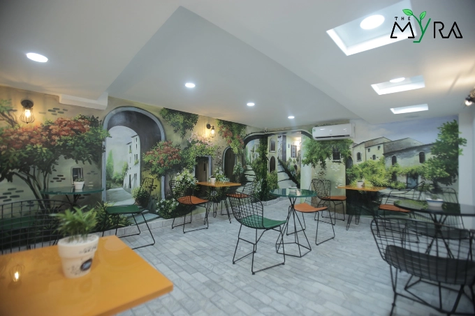 Điểm thu hút của The Myra – Coffee & Tea là những bức tranh tường, lan can màu đen với thiết kế độc đáo, mang kiến trúc như các quán cà phê vỉa hè ở châu Âu. Điểm thu hút của The Myra – Coffee & Tea là những bức tranh tường, lan can màu đen với thiết kế độc đáo, mang kiến trúc như các quán cà phê vỉa hè ở châu Âu.